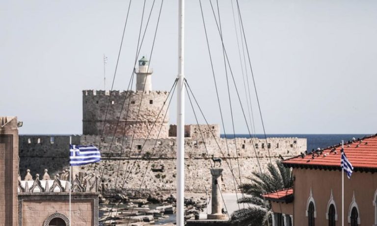 Σοβαρό περιστατικό στη Ρόδο: Άνδρας κατέβασε την Ελληνική σημαία και μαχαίρωσε Αστυνομικό