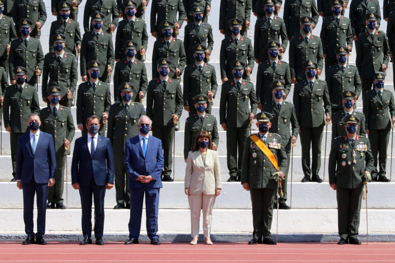 Παρουσία ΥΕΘΑ Νικόλαου Παναγιωτόπουλου στην τελετή ορκωμοσίας νέων Ανθυπολοχαγών στη ΣΣΕ υπό την ΠτΔ