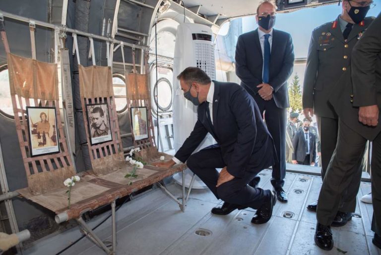 “Και γονατίζω και το αίμα σου φιλώ”. Η συγκινητική στιγμή του ΥΕΘΑ Ν. Παναγιωτόπουλου στην Κύπρο