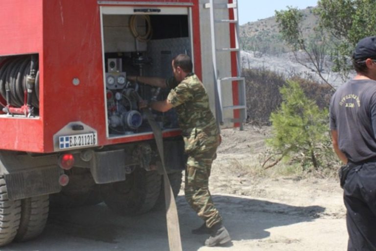 EKTAKTO: Φωτιά σε στρατόπεδο στη Μυτιλήνη
