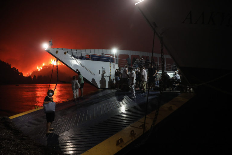 Με εντολή ΑΓΕΕΘΑ η Κανονιοφόρος ΝΙΚΗΦΟΡΟΣ και σκάφη των καταδρομών στην εκκένωση της Λίμνης Ευβοίας