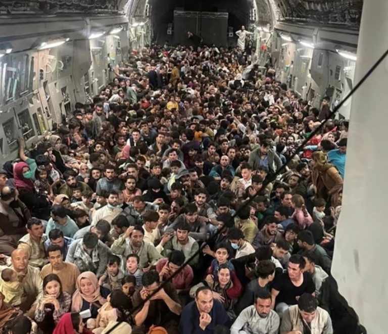 Αφγανιστάν: Μαζική φυγή από τη χώρα – 640 άτομα σε αεροπλάνο των ΗΠΑ που χωρούσε… 150