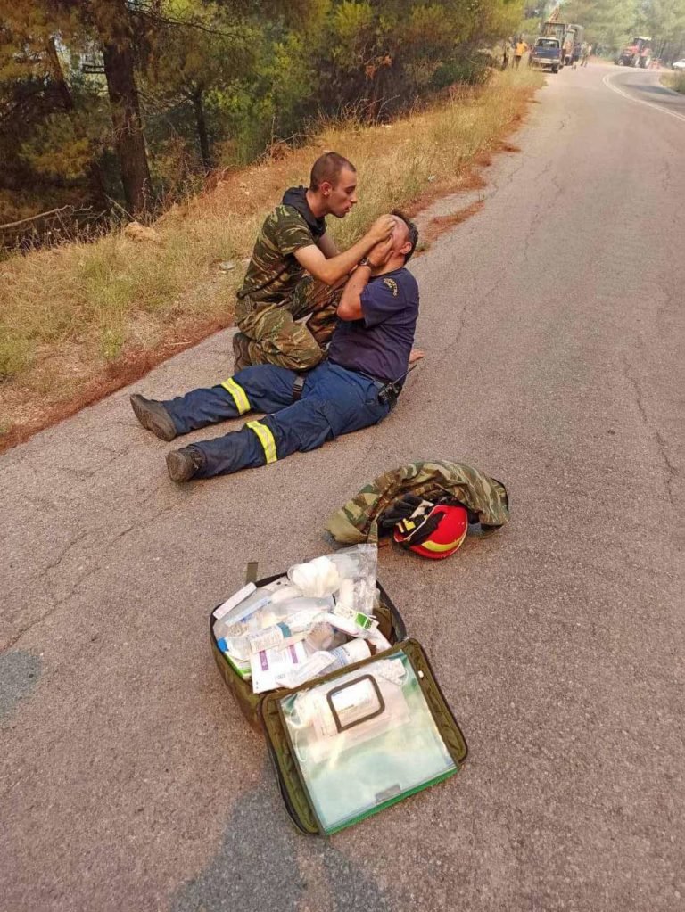 Οι ΕΔ στην πρώτη γραμμή του πύρινου μετώπου. Δείτε συγκλονιστικές φωτό και βίντεο