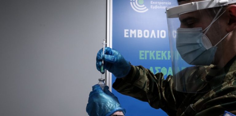 Υποχρεωτικός εμβολιασμός: Στο τραπέζι και για ένστολους