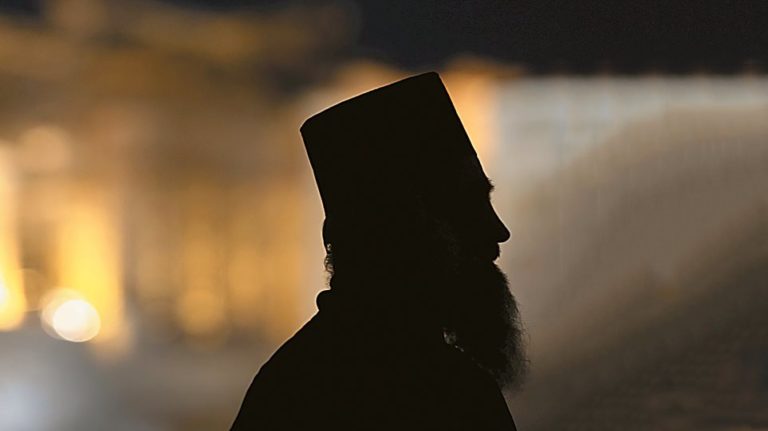 Φρενοβλαβής Ιερέας κηρύττει την μη ύπαρξη μολυσματικής νόσου