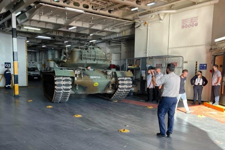 Ένα Άρμα μάχης με το πλοίο της γραμμής