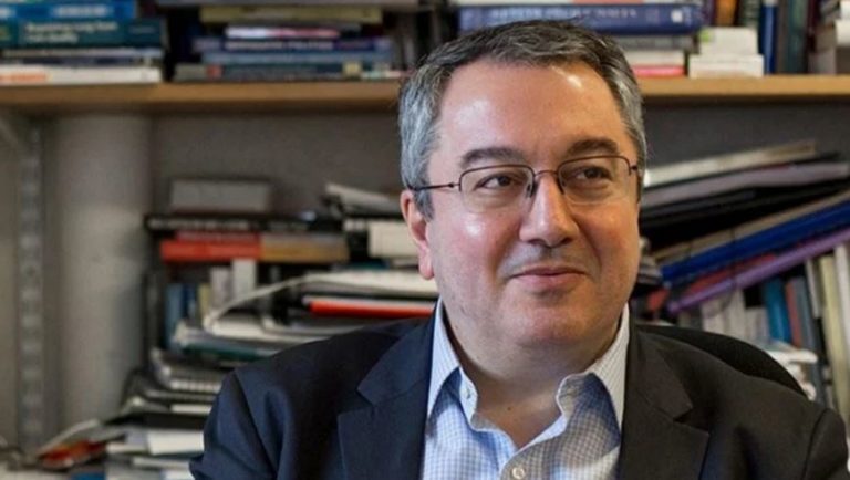 Ο Μόσιαλος τρολάρει τους αντιεμβολιαστές: «Μην αγοράζετε το iPhone 13, το ανέπτυξαν σε μόλις ένα χρόνο»