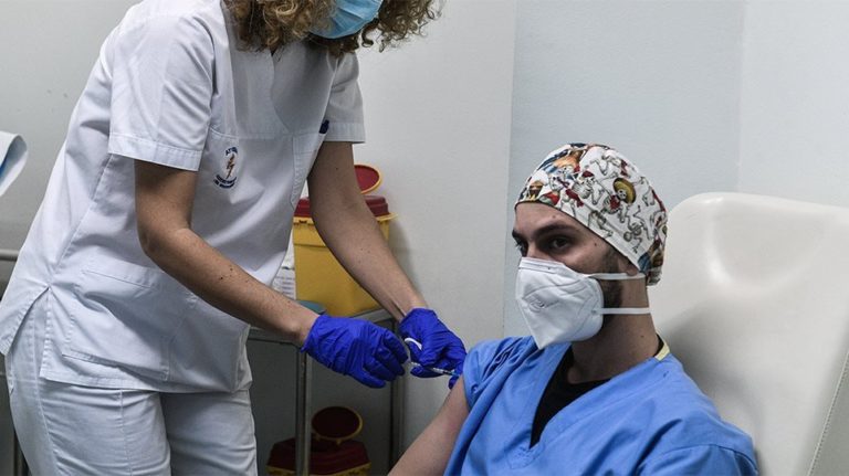 ΠΙΣ: Να δοθεί άμεσα 3η δόση του εμβολίου στους υγειονομικούς
