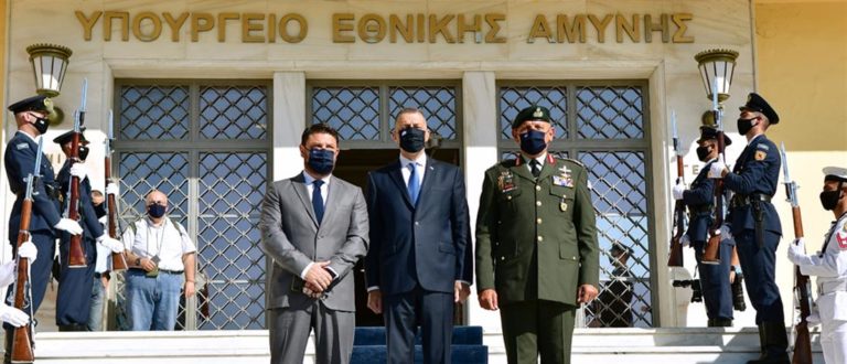 Τελετή παράδοσης – παραλαβής στο ΥΠΕΘΑ: Ο Χαρδαλιάς, η συγκίνηση και το εγγόνι του Στεφάνη