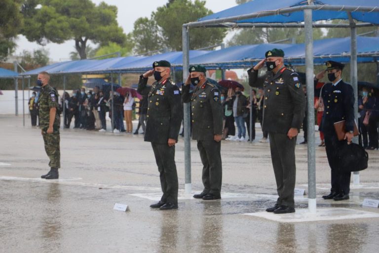 Έμεινε στη βροχή με τους στρατιώτες του
