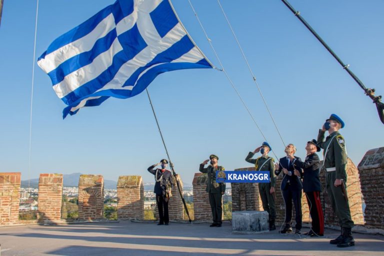 Συγκίνηση! Ο Δκτης του Γ’ΣΣ και ο Δήμαρχος Θεσσαλονίκης υποστέλλουν τη σημαία στο Λευκό Πύργο