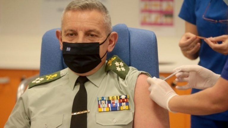 Από τα Αλεξίπτωτα στο Εμβολιαστικό Κέντρο. ΝΑΙ από Αρχηγό ΓΕΕΘΑ στην τρίτη δόση του εμβολίου