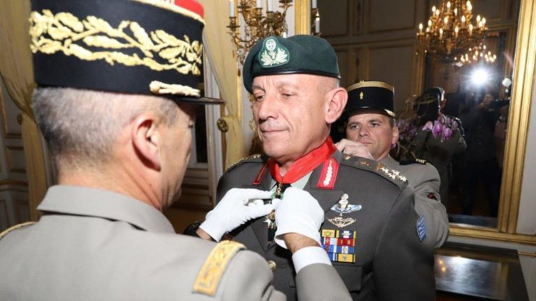 Αρχηγός ΓΕΕΘΑ: Τιμήθηκε με το μετάλλιο της Λεγεώνας της Τιμής στο Παρίσι