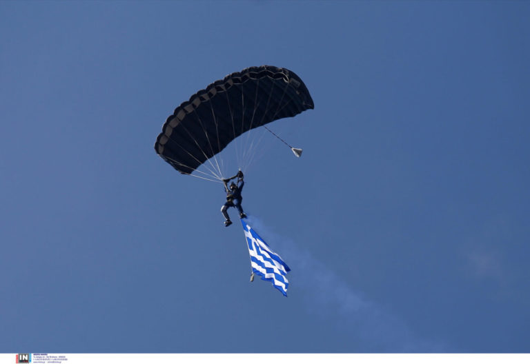Ο Πατρινός υπολοχαγός Κώστας Πίστας, «βούτηξε» με αλεξίπτωτο από τον ουρανό της Θεσσαλονίκης, και παρέδωσε τη σημαία στην ΠτΔ