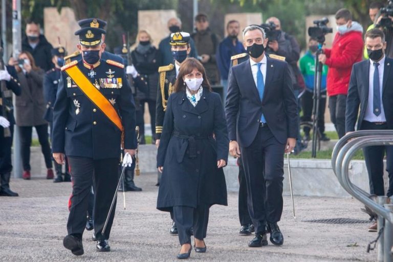 ΘΕΣΣΑΛΟΝΙΚΗ: Έπαρση της σημαίας στο Λευκό Πύργο για την απελευθέρωση της πόλης