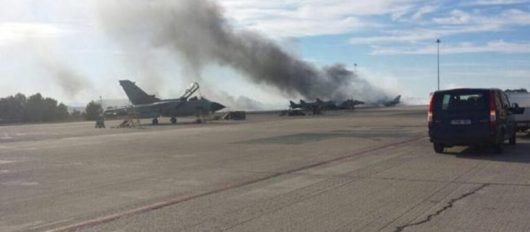 Φωτιά στο αεροδρόμιο Αράξου – Ανησυχία για την αποθήκη πυρομαχικών της 116 ΠΜ