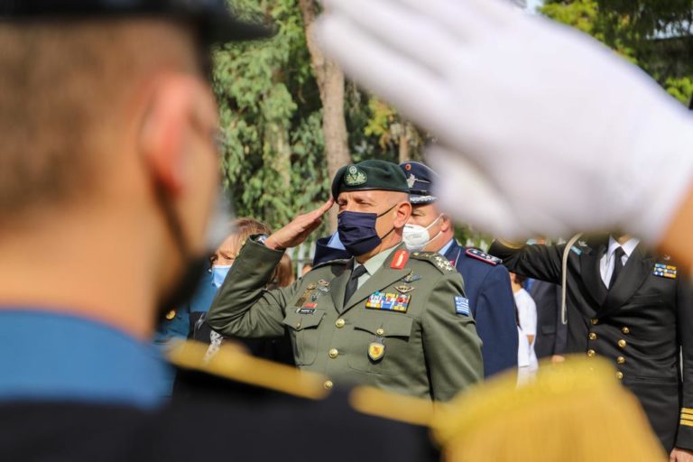 ΠΑΡΟΥΣΙΑ ΑΡΧΗΓΟΥ ΓΕΕΘΑ ΚΑΙ ΚΑΤΑΘΕΣΗ ΣΤΕΦΑΝΟΥ ΣΤΟ ΠΟΛΕΜΙΚΟ ΚΟΙΜΗΤΗΡΙΟ ΑΛΙΜΟΥ