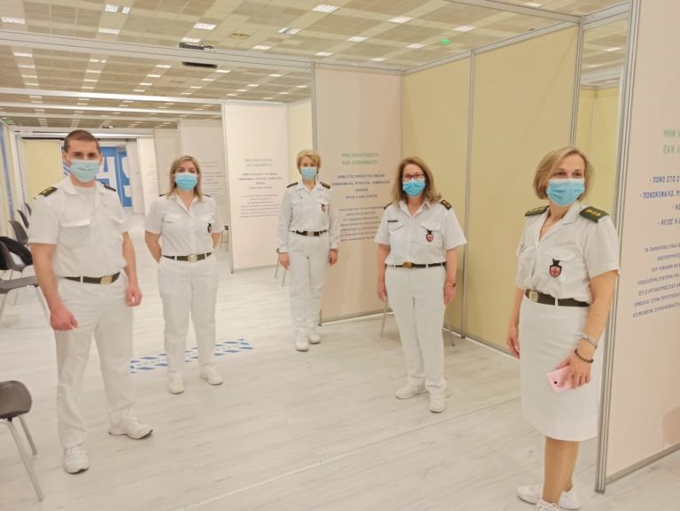 Σωτήρια παρέμβαση των ΕΔ στη Θεσσαλονίκη. Εμβολιασμός φοιτητών του ΑΠΘ από στελέχη του στρατού στο ΜΕΓΑ Εμβολιαστικό Κέντρο