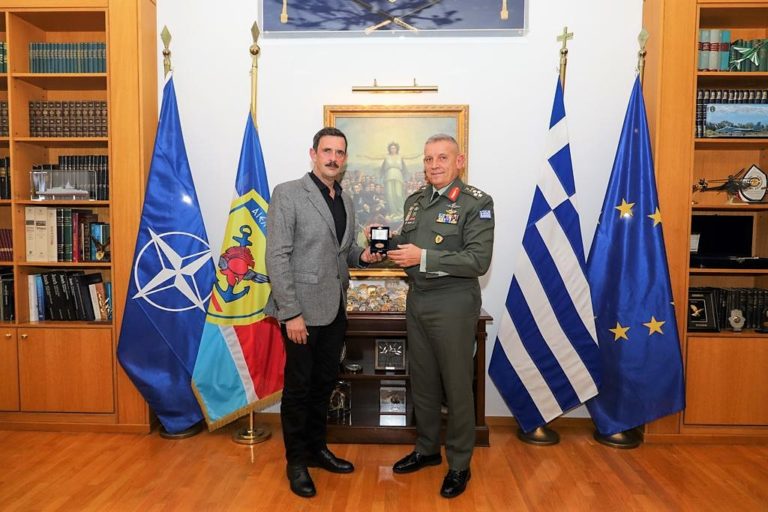 Από τις Άγριες Μέλισσες στο ΓΕΕΘΑ. Συνάντηση του Στρατηγού Κων. Φλώρου με τον ηθοποιό Λεωνίδα Κακούρη