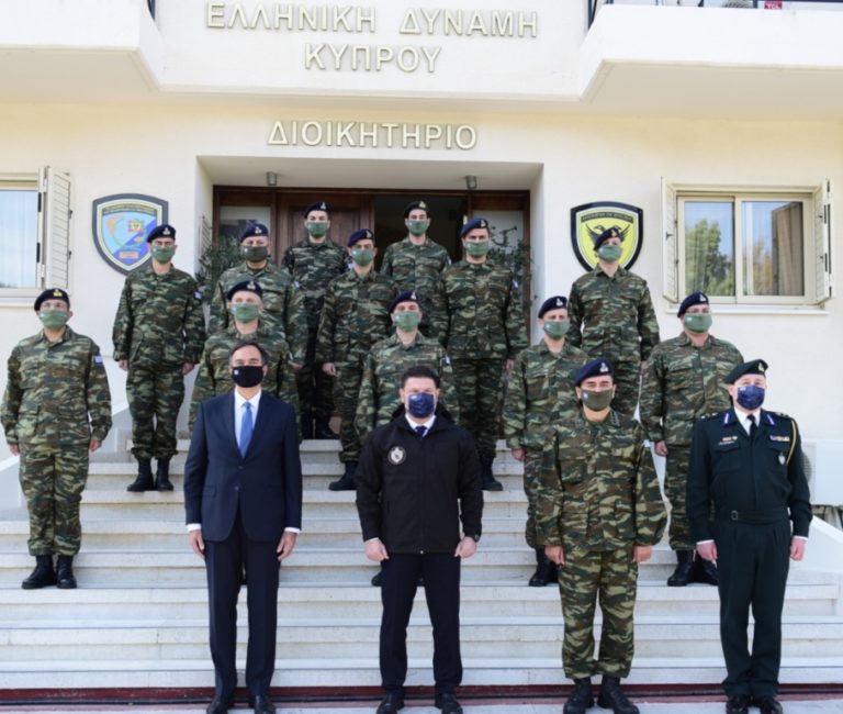 Φωτό από την επίσκεψη Χαρδαλιά στην ΕΛΔΥΚ