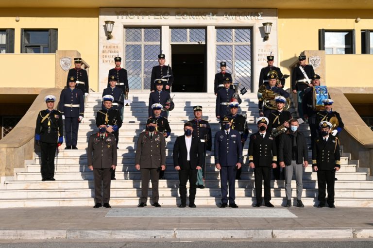 Χριστουγεννιάτικα κάλαντα στο Υπουργείο Εθνικής Άμυνας παρουσία του ΥΦΕΘΑ Νικόλαου Χαρδαλιά