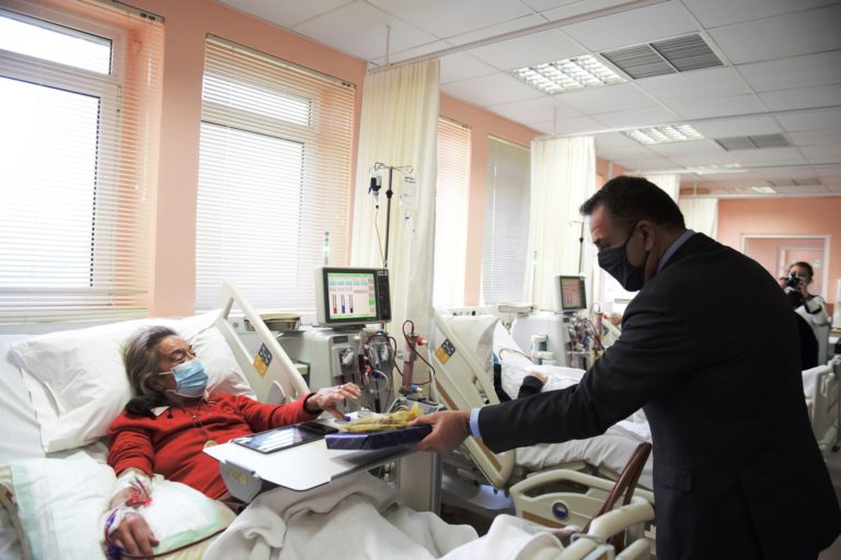 Ευχές και δώρα του ΥΕΘΑ Ν. Παναγιωτόπουλου σε ασθενείς και προσωπικό του 401 ΓΣΝ, 251 ΓΝΑ και ΝΝΑ