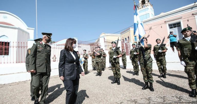 Στο Στρατηγείο της 95 ΑΔΤΕ και στο στρατόπεδο του Καστελόριζου η Πρόεδρος της Δημοκρατίας