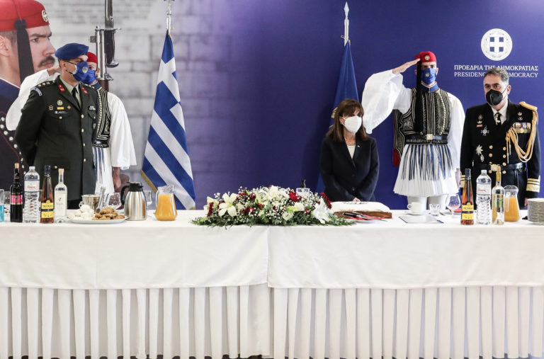 Κατερίνα Σακελλαροπούλου: Έκοψε την πρωτοχρονιάτικη πίτα με την Προεδρική Φρουρά