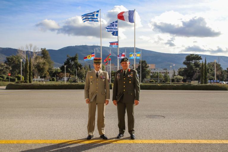 Φωτό από την υποδοχή του Γάλλου ΑΓΕΕΔ από τον Αρχηγό ΓΕΕΘΑ Στρατηγό Κων. Φλώρο