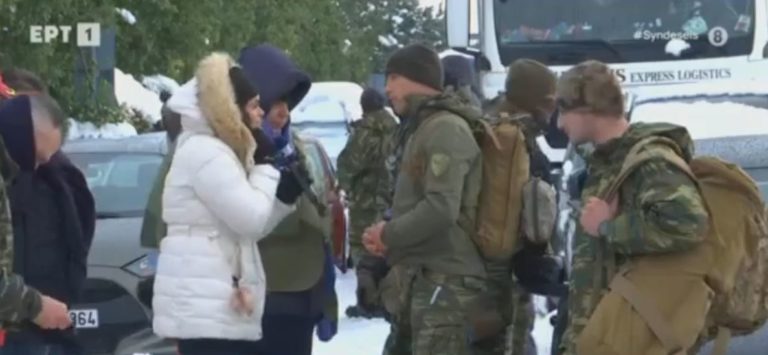 Καρέ- καρέ η στιγμή που καταδρομείς παρέχουν πρώτες βοήθειες σε απεγκλωβισμένο πολίτη