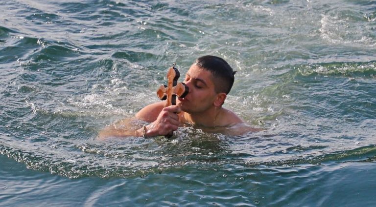 Καβάλα: Λοχαγός έπιασε το Σταυρό στο λιμανάκι σφαγείων , Στρατιώτης στον Κεντρικό Λιμένα της πόλης