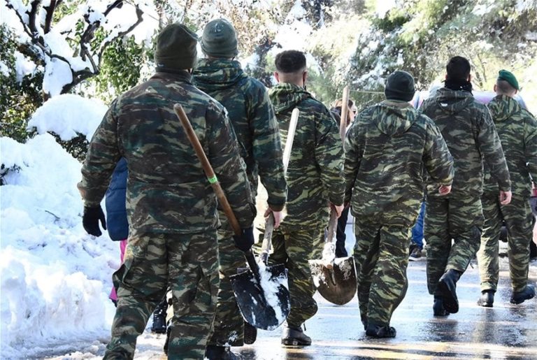 Οι Ένοπλες Δυνάμεις απεγκλωβίζουν πολίτες στην Αττική οδό