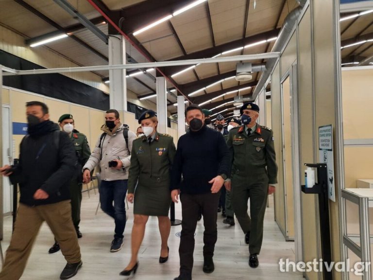 Στο εμβολιαστικό κέντρο στη ΔΕΘ ο ΥΦΕΘΑ Ν. Χαρδαλιάς – Συνομίλησε με προσωπικό και πολίτες