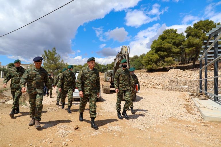 ΕΠΙΣΚΕΨΗ ΑΡΧΗΓΟΥ ΓΕΕΘΑ ΣΕ ΜΟΝΑΔΕΣ ΤΩΝ ΕΝΟΠΛΩΝ ΔΥΝΑΜΕΩΝ ΣΤΗΝ ΑΤΤΙΚΗ