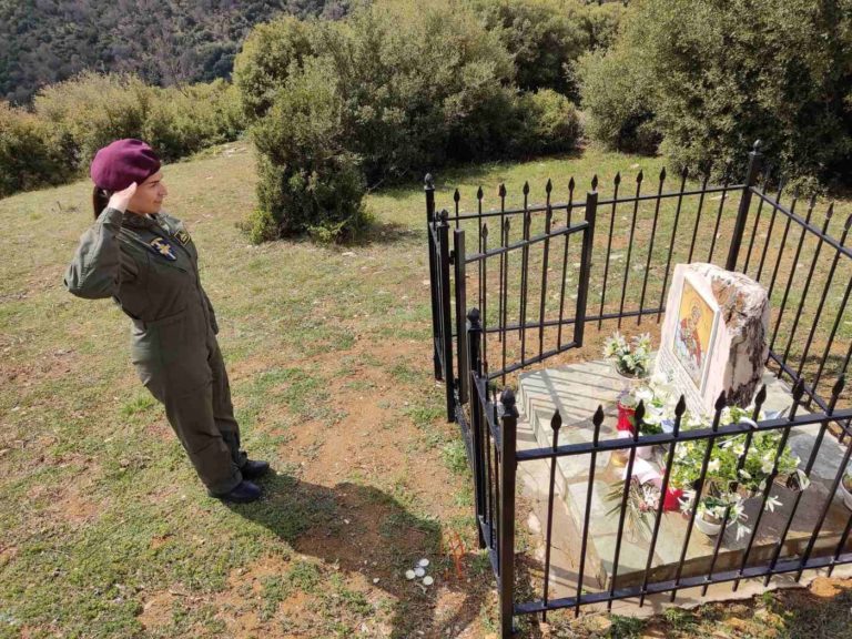 Συγκίνηση! Στον τόπο της τραγωδίας του μοιραίου Ελικοπτέρου ΧΙΟΥΙ, η Ανθυπασπιστής Βασιλική Πλεξίδα