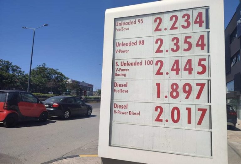 Σπάει κάθε ρεκόρ η τιμή της βενζίνης: Πάνω από 2,2 ευρώ σε πρατήρια της Αττικής – Ξεπερνάει τα 2,4 ευρώ στα νησιά