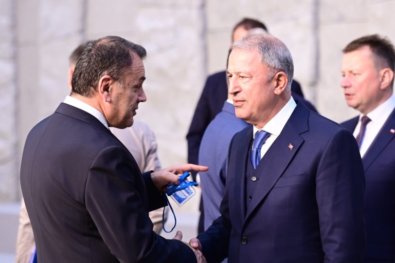 Παναγιωτόπουλος σε Ακάρ: ”Δεν προχωράμε έτσι…” Βίντεο από τη σύντομη συνάντηση