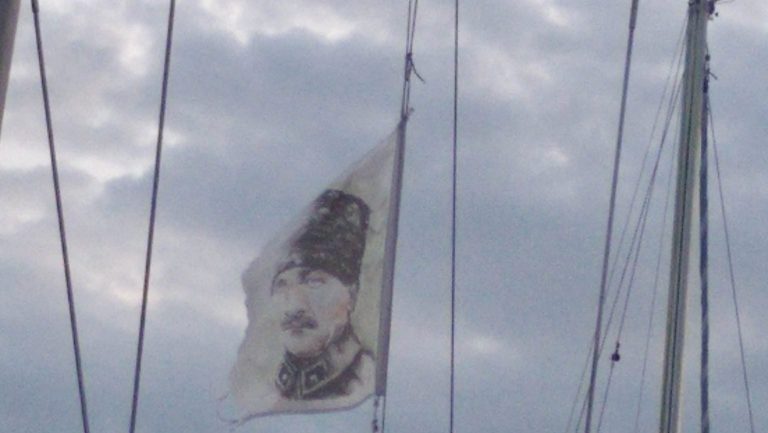 Πρόκληση στη Λέσβο:   Σημαία του Κεμάλ ύψωσε τουρκικό σκάφος στο λιμάνι της Μυτιλήνης