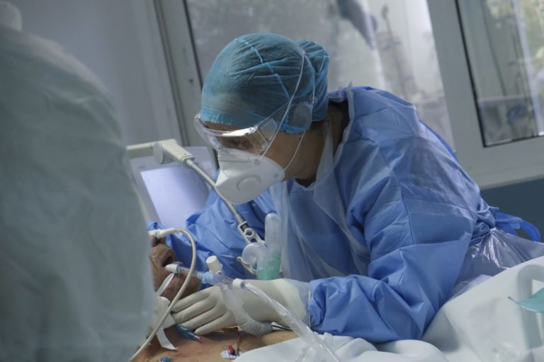 Κορονοϊός: «Πιο επιθετικές οι μεταλλάξεις Όμικρον 4 και 5» – «Στοχεύουν τους πνεύμονες»