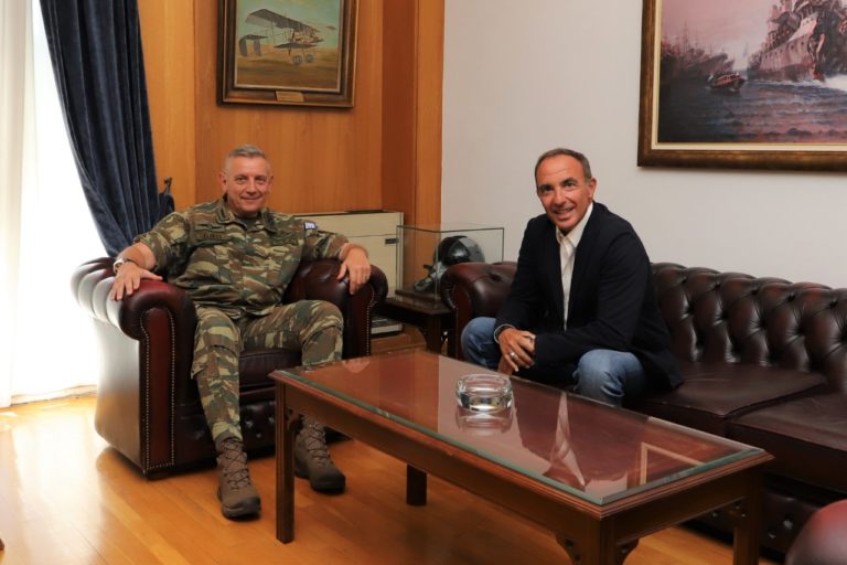 Συνάντηση Αρχηγού ΓΕΕΘΑ με τον Δημοσιογράφο – Παρουσιαστή Νίκο Αλιάγα