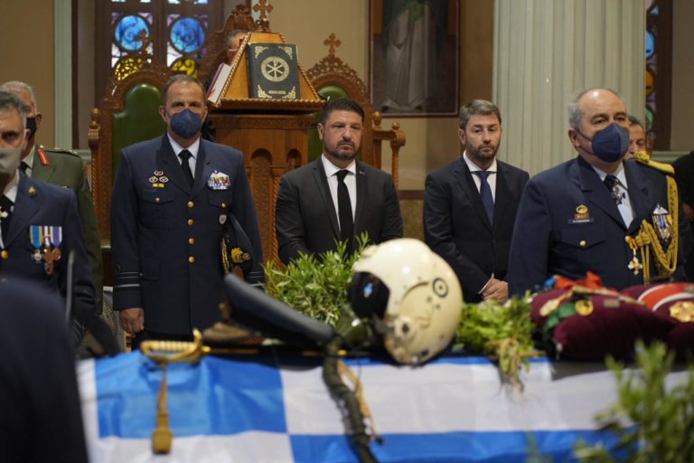 Με τιμές επίτιμου Αρχηγού ΓΕΑ η εξόδιος ακολουθία του Πτέραρχου (Ι) ε.α. Δημήτριου Αποστολάκη παρουσία του ΥΦΕΘΑ Ν. Χαρδαλιά