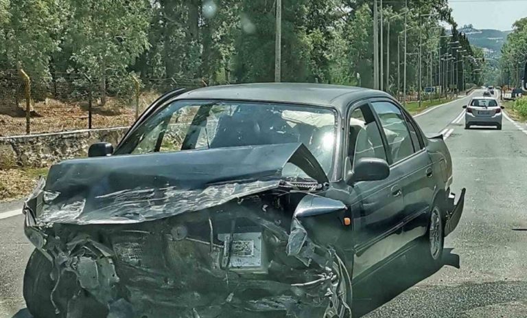 Αυτοκίνητο «καρφώθηκε» σε μάντρα στο ΚΕΕΜ