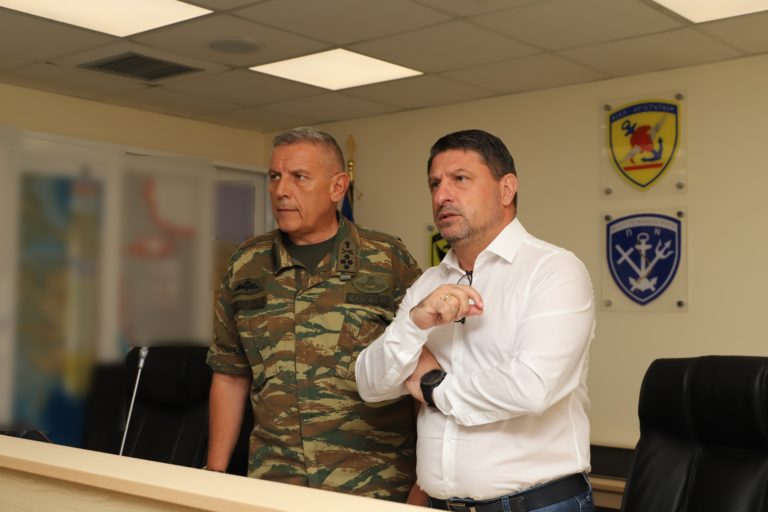 ΕΚΤΑΚΤΟ: Στο Εθνικό Κέντρο Επιχειρήσεων ο ΥΦΕΘΑ Ν. Χαρδαλιάς και ο Αρχηγός ΓΕΕΘΑ Στρατηγός Κ. Φλώρος