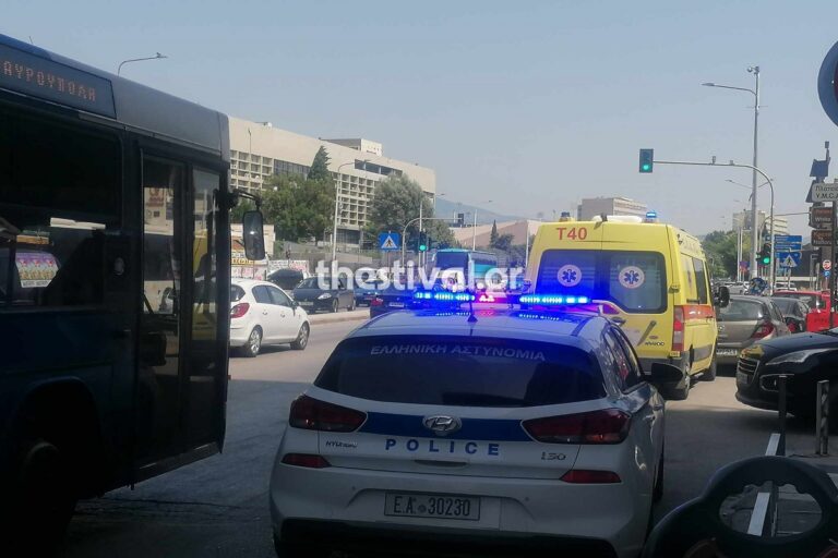 Θεσσαλονίκη: Στο νοσοκομείο 24χρονος στρατιώτης οδηγός μηχανής που συγκρούστηκε με βαν