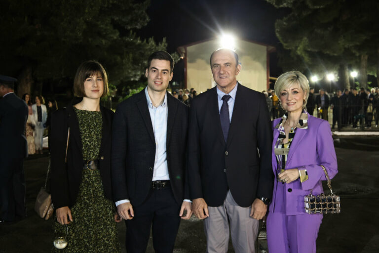 Λάρισα: Στην υποδοχή του Αγίου Φωτός ο υποψήφιος Ευρωβουλευτής της ΝΔ, Πτέραρχος Γ. Μπλιούμης
