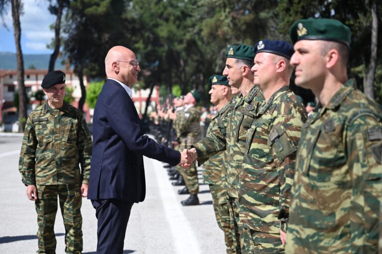 Δένδιας σε στελέχη: ”Προσπαθούμε να κάνουμε ό,τι μπορούμε για να βελτιωθούν οι όροι της ζωής σας”