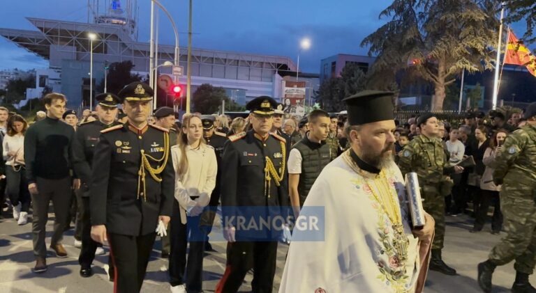 Πλήθος πιστών και κατάνυξη στην περιφορά του Επιτάφιου του Γ’ΣΣ