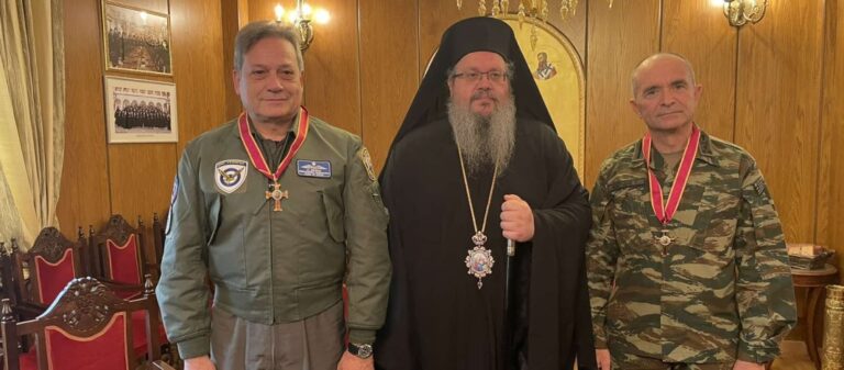 Η Ανώτατη Τιμητική Διάκριση της Μητρόπολης Λαρίσης στους Αρχηγούς ΓΕΣ και ΓΕΑ