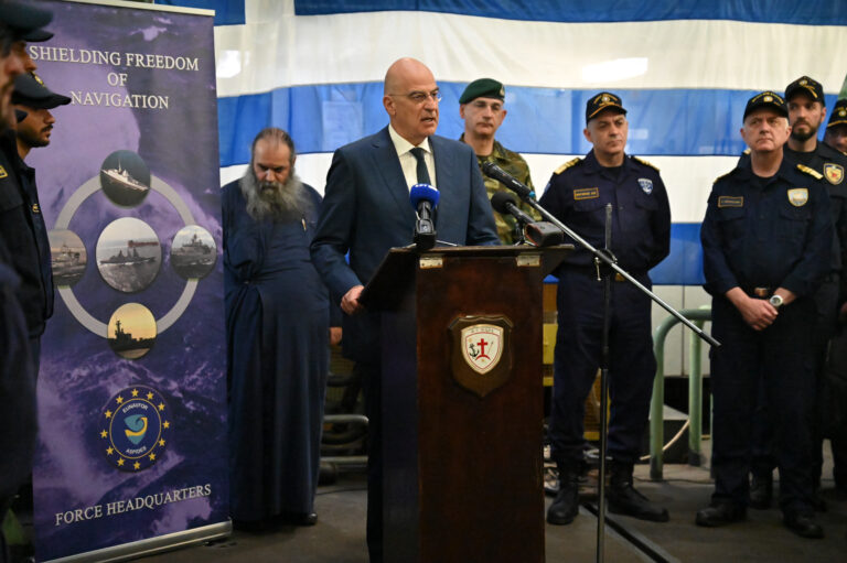 Τη φρεγάτα “Ψαρά” που θα συμμετέχει στην επιχείρηση “Ασπίδες” επισκέφθηκε ο Ν. Δένδιας