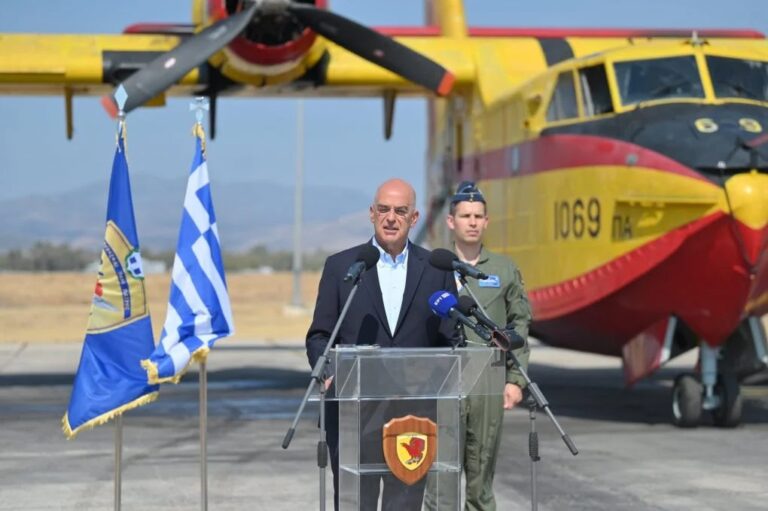 Δένδιας: Έκτακτο επίδομα για τους τεχνικούς των Canadair